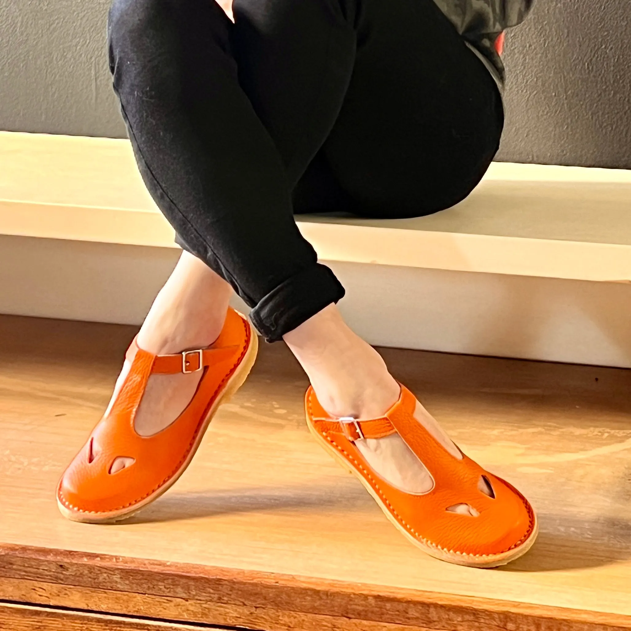 Paturnia Orange bebe con occhietti in pelle arancione artigianale