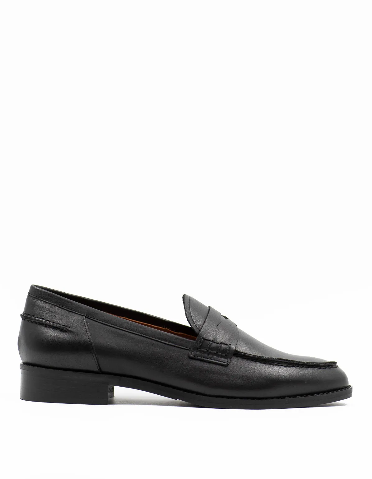 Penny loafers in black leather