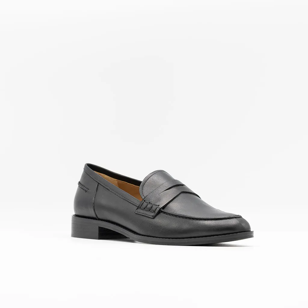 Penny loafers in black leather