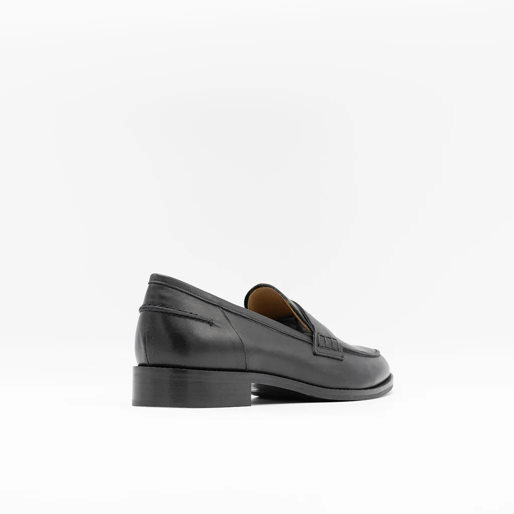 Penny loafers in black leather