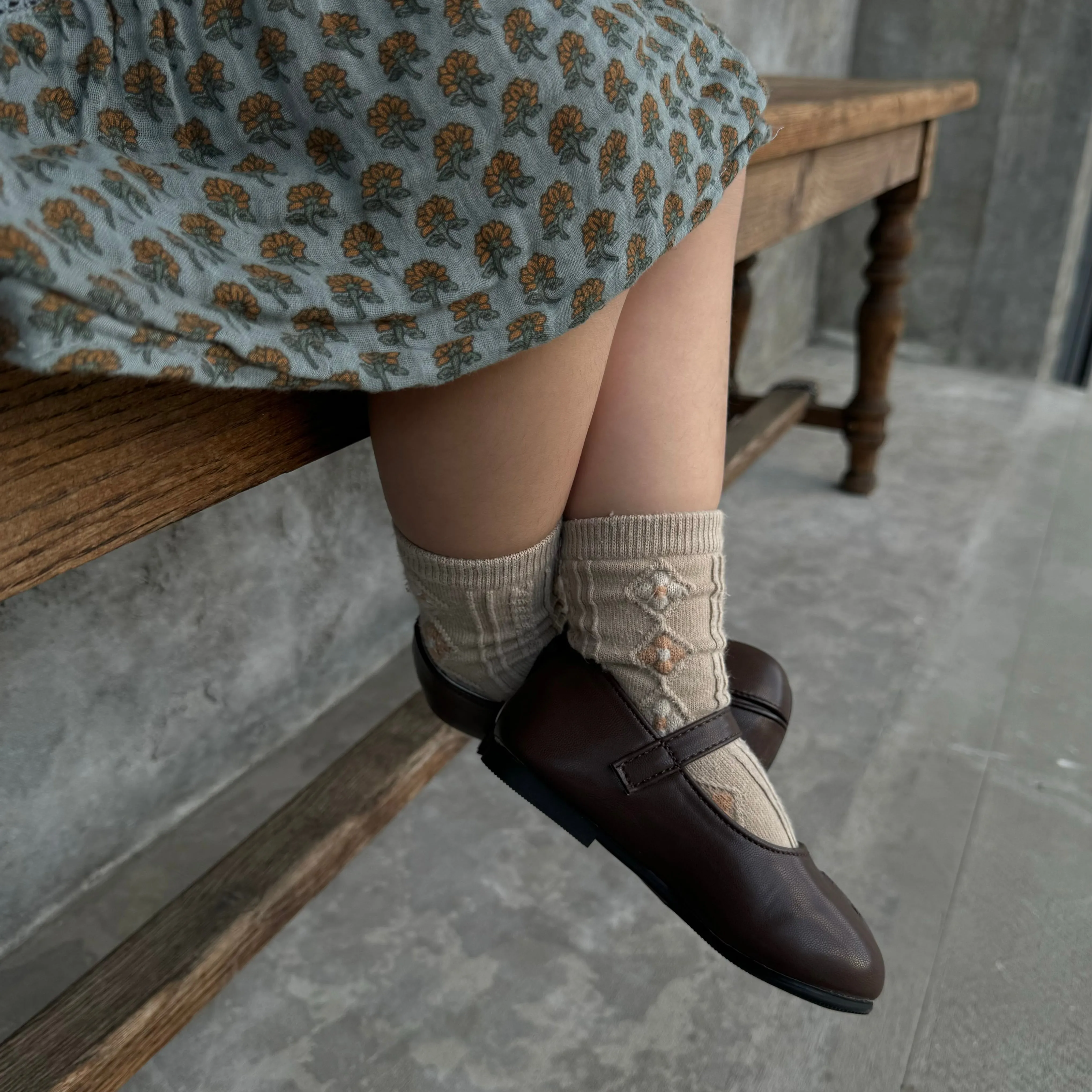 split-toed shoes / dark brown