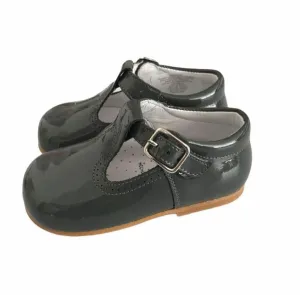 Zapato de charol gris oscuro con correa